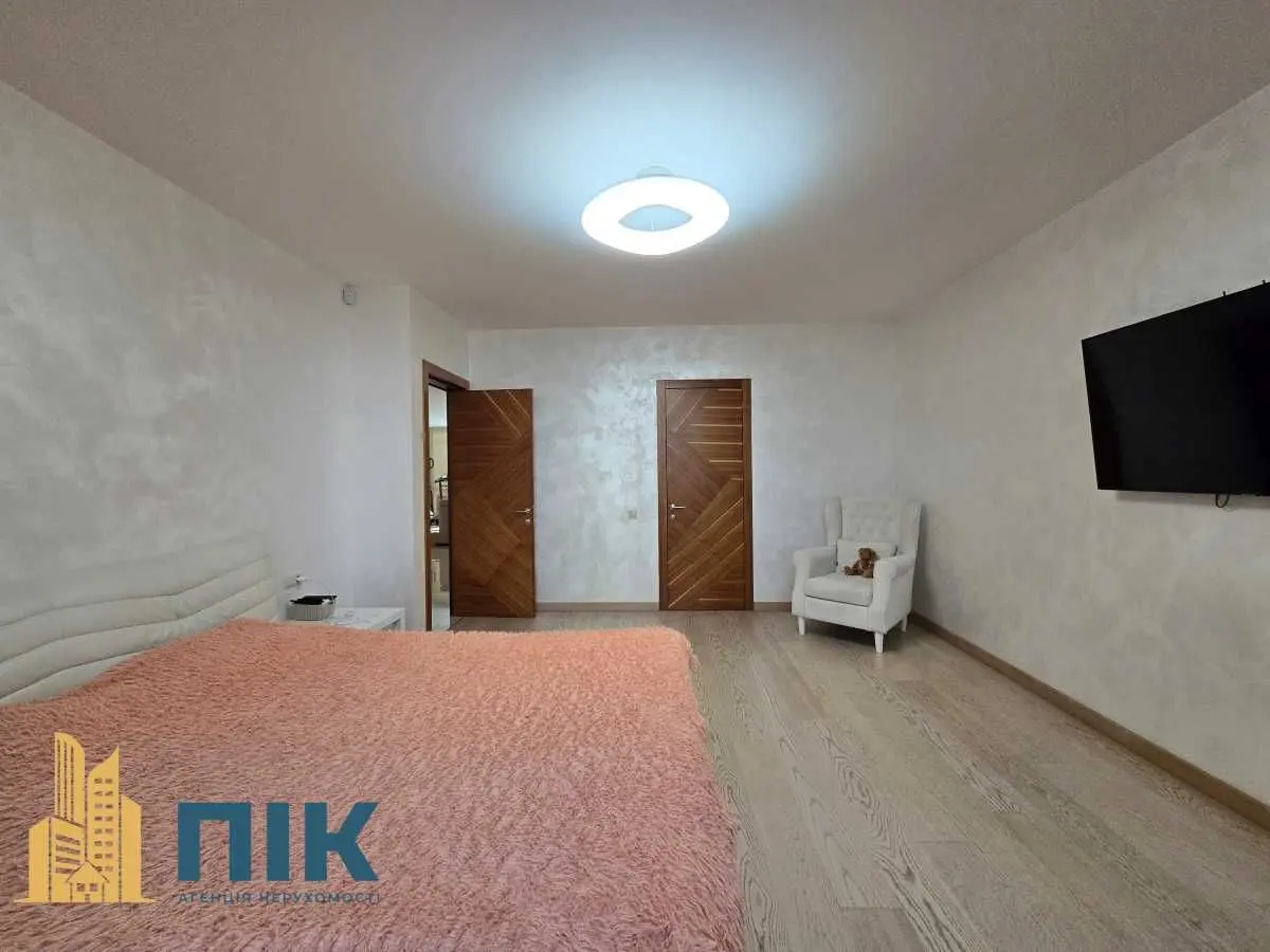 Фото Продаю 3-комнатную квартиру, 125 кв. м, Героев Сталинграда просп. 2д Киев, цена: 260000 USD, код 9646