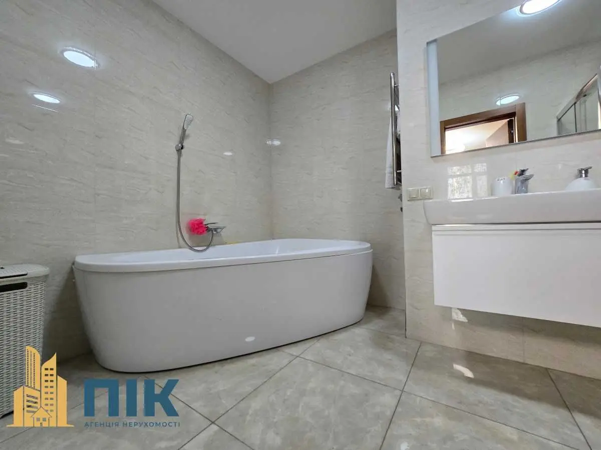 Фото Продаю 3-комнатную квартиру, 125 кв. м, Героев Сталинграда просп. 2д Киев, цена: 260000 USD, код 9646