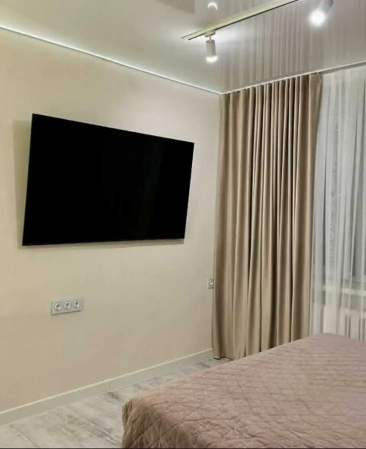 Фото Продаю 1 кімнатну квартиру, 43 кв. м, Героїв УПА вул. (Камчатська) 1 Дніпро, ціна: 56000 USD, код 9826