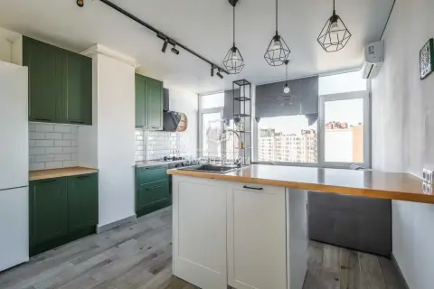 sale apartment Kyiv Solomianskyi  Yunatska Street