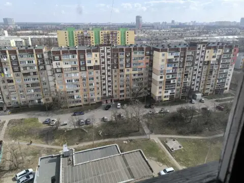 продаж квартири Київ Дніпровський р-н  Райдужна вул. 35