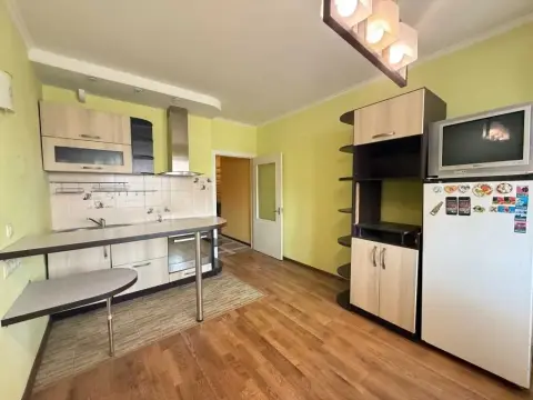 продаж квартири Київ Дарницький р-н Позняки Срібнокільська вул. 24