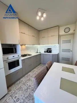 продаж квартири Струмівка